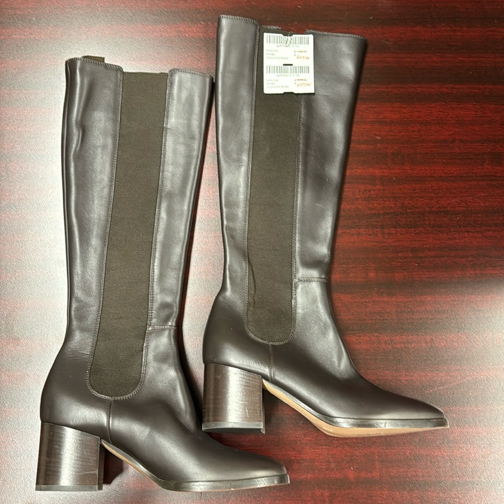 NWT Gianvito Rossi knee high pull on boots with elastic sides.